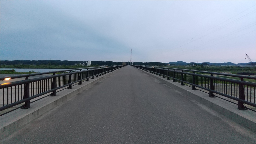 大河津分水の可動堰の橋、まっすぐな道